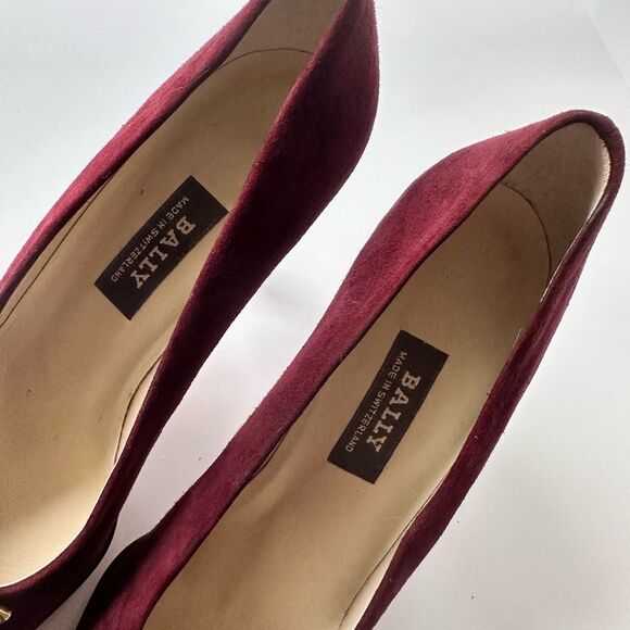 Bally Vintage New Old Stock Burgundy Suede Jeneffe Pumps w/ Gold Crescent 8 - Picture 9 of 11